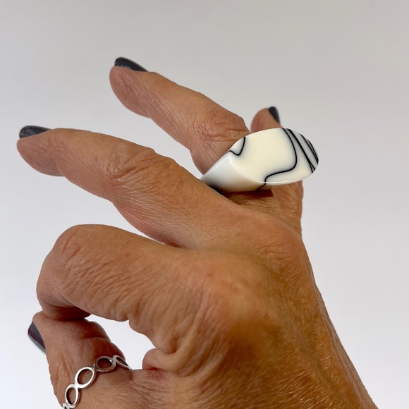Vintage Lucite Ring Chunky White Black Marble Swirl Statement Unisex Acrylic J - Picture 15 of 15
